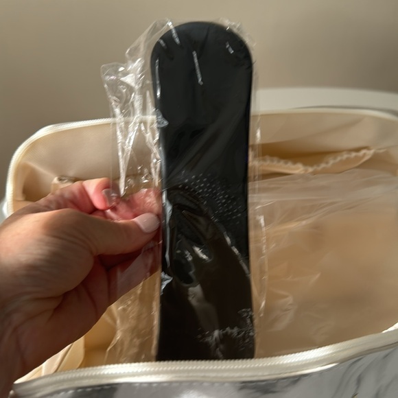 White makeup bag new never used great for travel - Picture 4 of 4